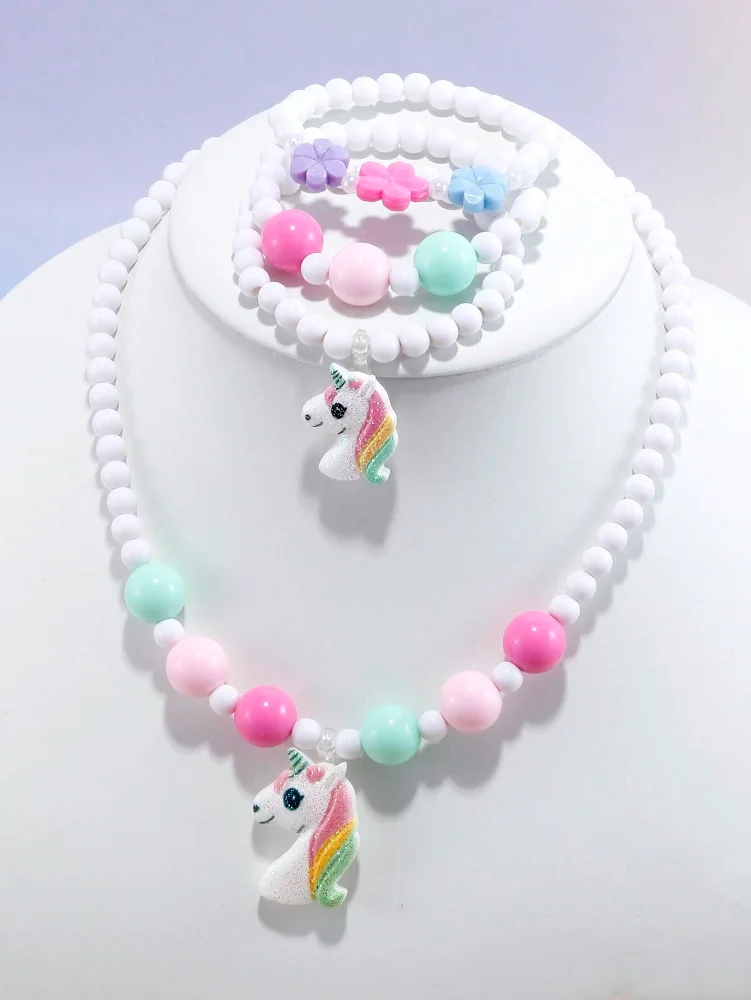 Set 4 Pzas Accesorios (3 Pulseras, collar de perlitas blanca con dije de unicornio)