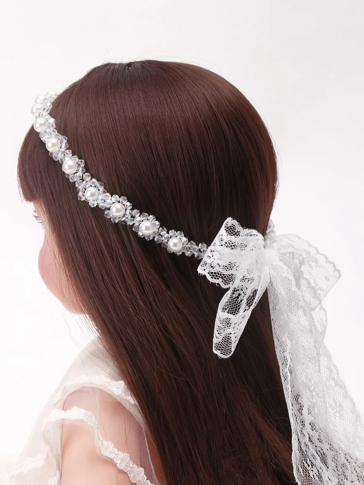 Tocado con detalle de perlas y diseño de margaritas
