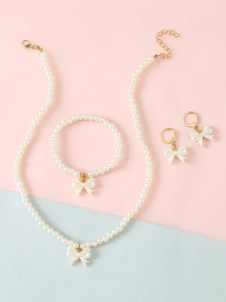 Set 4 Pzas Accesorios (Pulsera, aretes, collar de perlitas con dije de mariposa)
