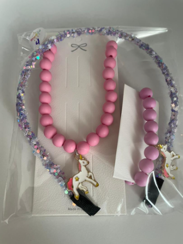 Collar y pulsera de perlas color rosado lila dije unicornio, cintillo de estrellitas
