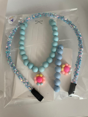Collar y pulsera de perlas color celeste dije flor, cintillo de estrellitas