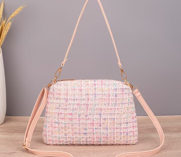 Cartera Rosada tipo sobre con detalles de colores