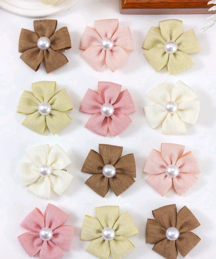 Par de clips con diseño de flores en cinta colores tierra