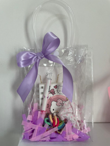 Regalo: Srunchies, boligrafo, libreta, cadena dorada, colitas