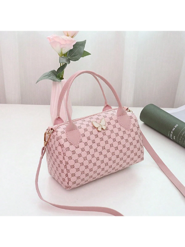Cartera rosada con estampado y detalle de mariposa