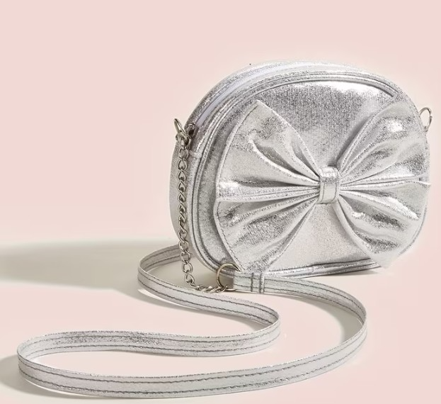 Cartera plateada con lazo