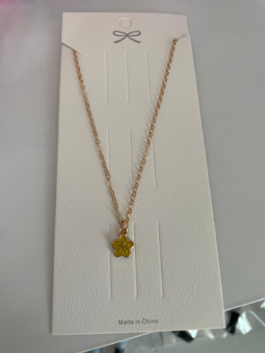 Collar doreado con dije de flor