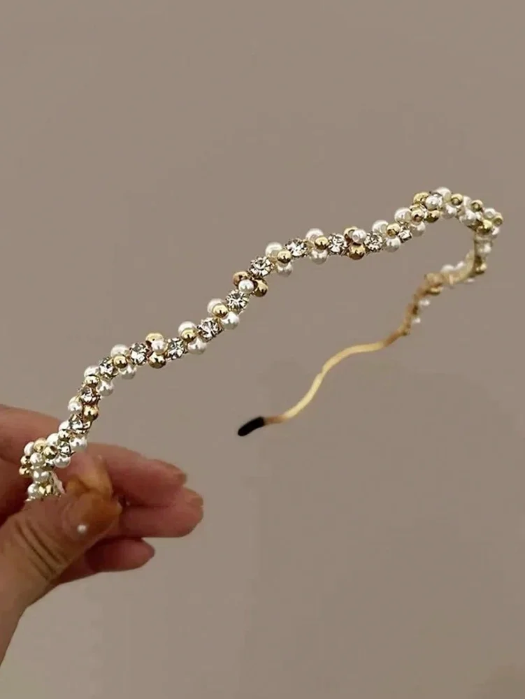 Diadema de metal con detalles de perla y brillos