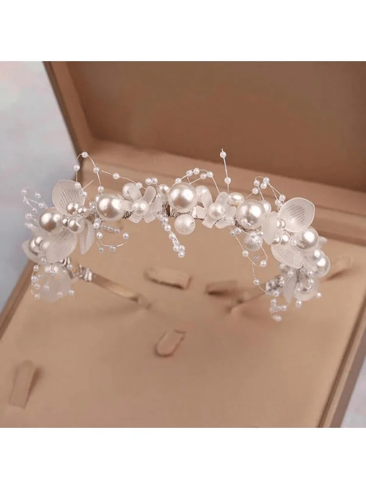 Diadema de corona de flores con detalles blanco