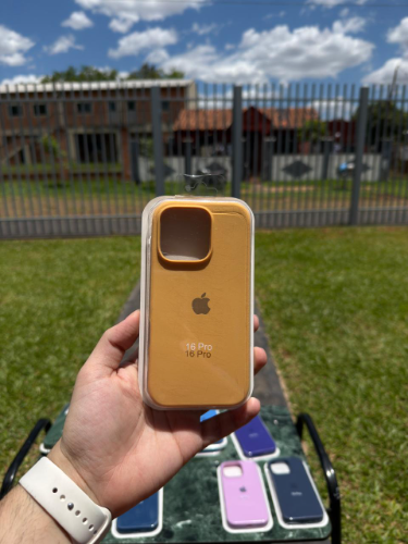 Case Iphone 16 Pro Silicona Color Mostaza