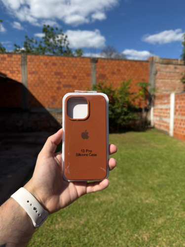 Case Iphone 13 Pro Silicona Color Marron Claro