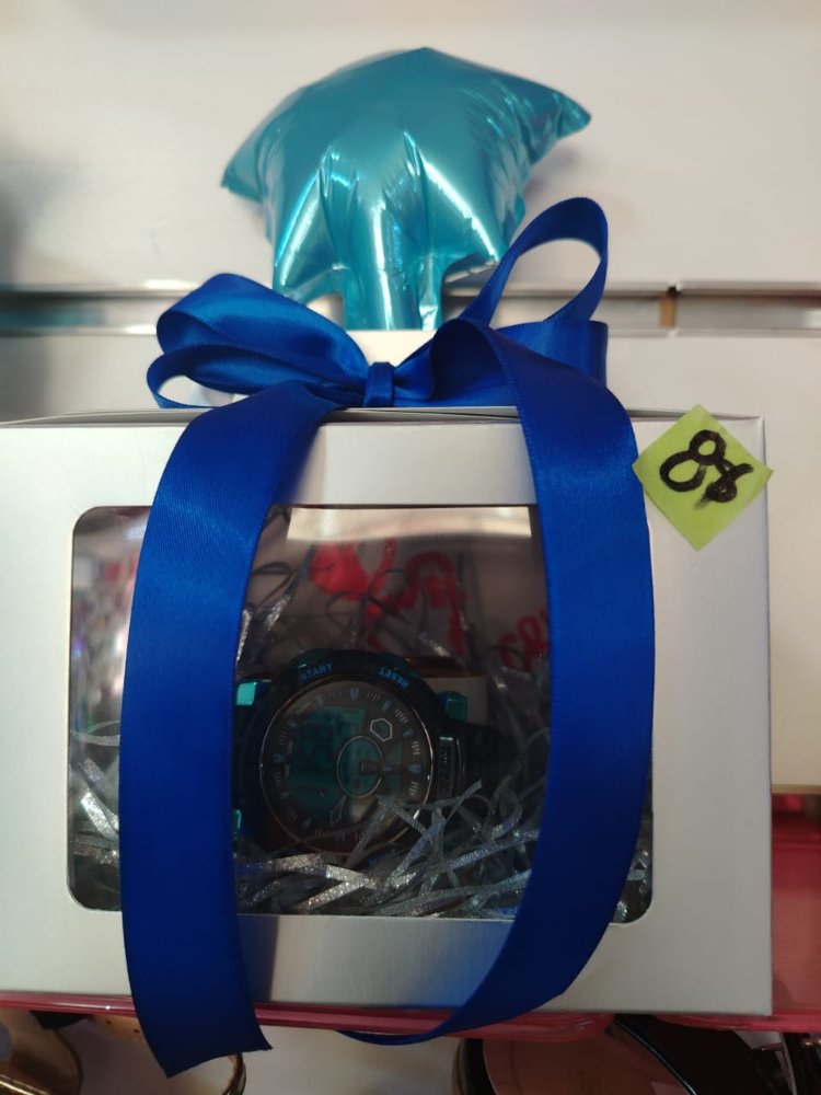 CAJA PLATEADA CON LAZOS 1.50$