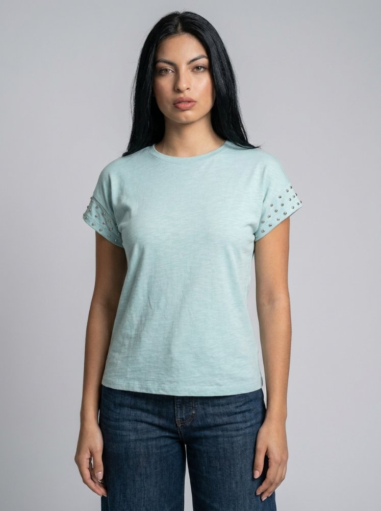 Camiseta menta con remaches en mangas