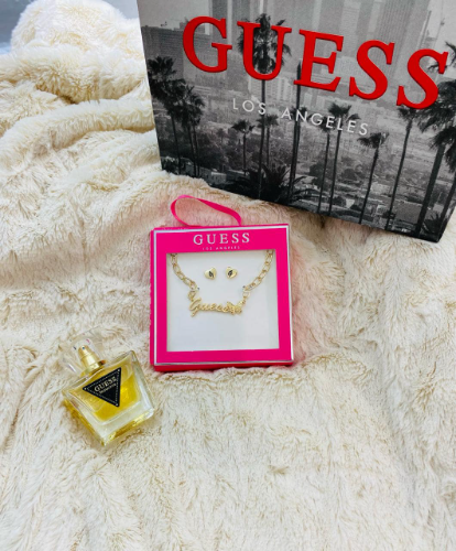 Medalla con aretes marca Guess