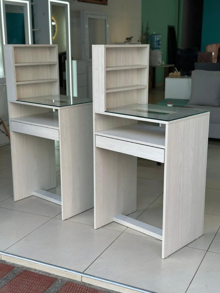 SPA014. MESA MANICURA EN COLOR BLANCO CON UN CAJON PUSH, SUPERFICIE EN RH CON CALADO Y VIDRIO, ENTREPAÑO LATERAL DE 2 ENTREPAÑOS Y ESPACIO PARA LA LAMPARA EN MEDIDAS DE 60 CM DE ANCHO, EN BLANCO