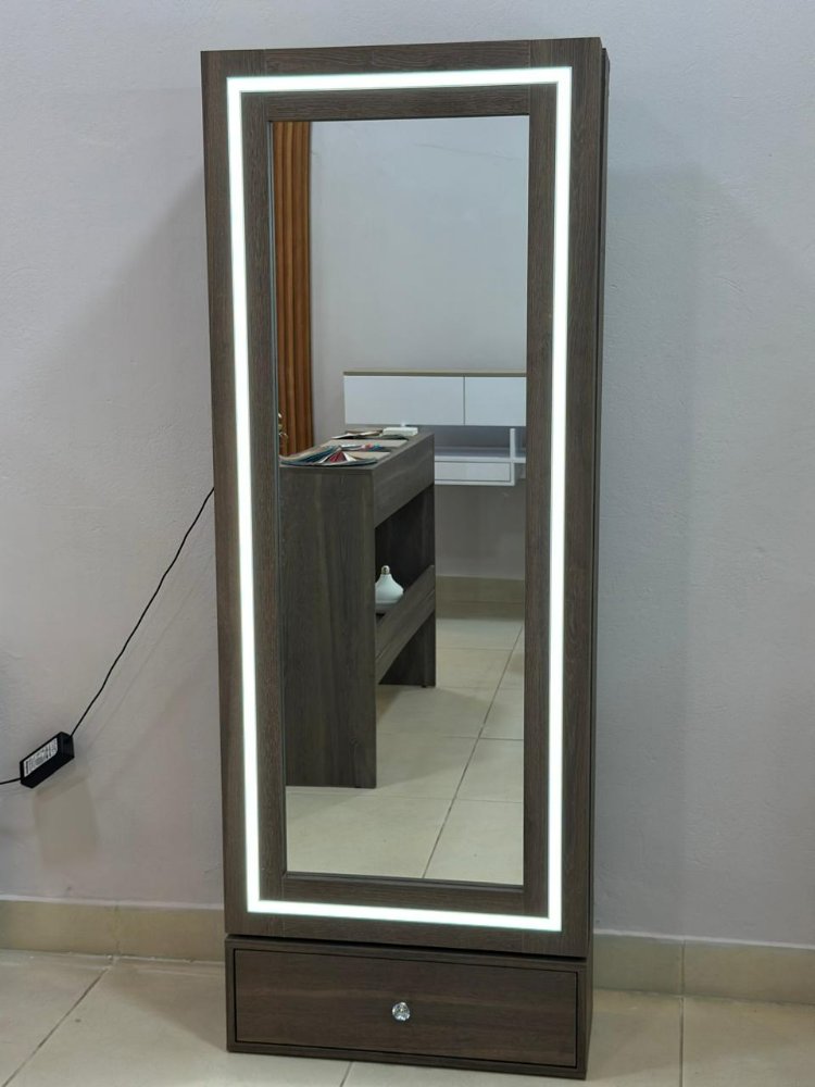 ESP029. ESPEJO EN BLANCO CON PUERTA CORREDIZA CON LUZ RANURADA Y COMPARTIMIENTOS DE 12CM EN LA PARTE DE ATRÁS CON UN CAJON EN LA PARTE DE ABAJO EN BLANCO