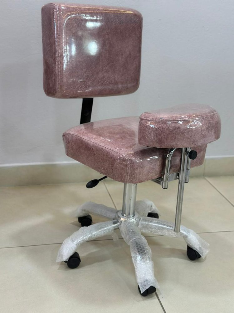 PR013. SILLA AUXILIAR DE PEDICURA CON REPOSAPIES ROSADA