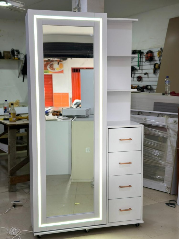 ESP030. ESPEJO EN BLANCO CON PUERTA BATIENTE CON LUZ RANURADA Y COMPARTIMIENTOS DE 30CM EN LA PARTE DE ATRÁS CON RODACHINES