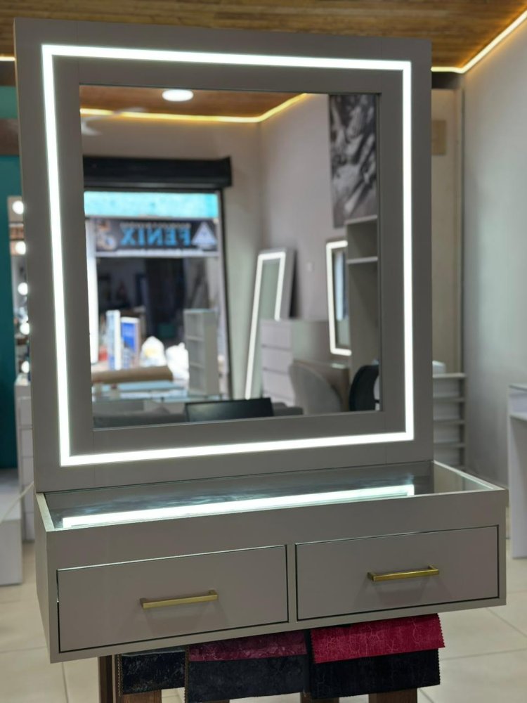 TC015C. TOCADOR FLOTANTE EN COLOR VIDRIO 90 CM CON LUZ LED Y SENSOR
