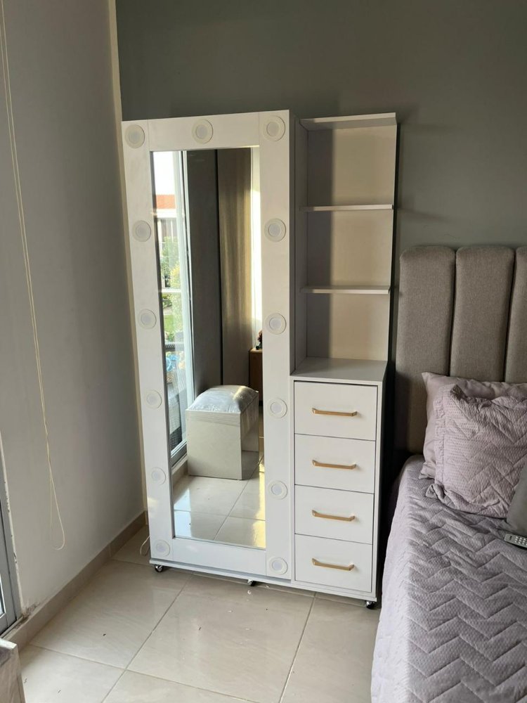 ESP023. ESPEJO DE PIE CON PUERTA BATIENTE, LUZ RANURADA Y COMPARTIMIENTOS EN LA PARTE DE ATRÁS DE 24 CM Y CAJONERA LATERAL DE 4 CAJONES Y 3 ENTREPAÑOS, EN MEDIDAS DE 1 METRO X 1,92 DE ALTO EN BLANCO