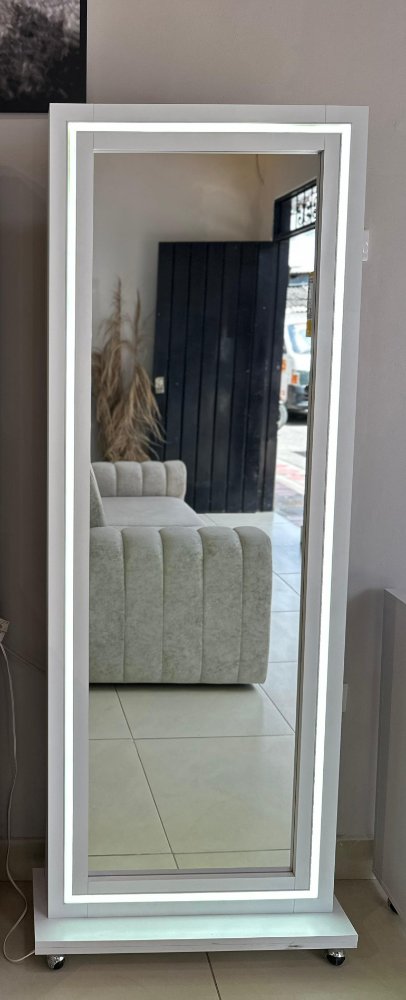 ESP026. ESPEJO DE PIE CON RODACHINES Y LUZ RANURADA CON LUZ LED