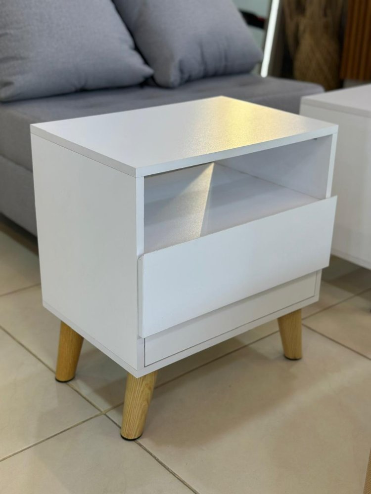 VR001. NOCHERO CON CAJON OCULTO Y PATAS TIPO MADERA