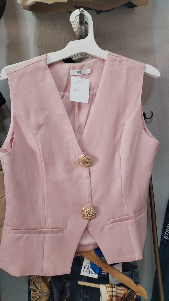 BLUSA CON DETALLES DORADOS