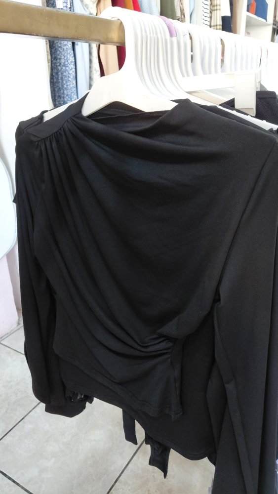 BLUSA ASIMETRICA CUELLO ALTO