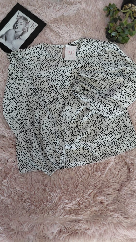 BLUSA DE PUNTOS NEGROS