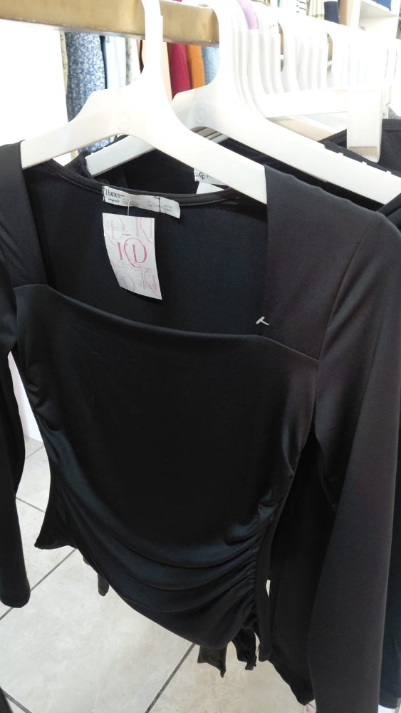 BLUSA CUELLO CUADRADO MANGA LARGA