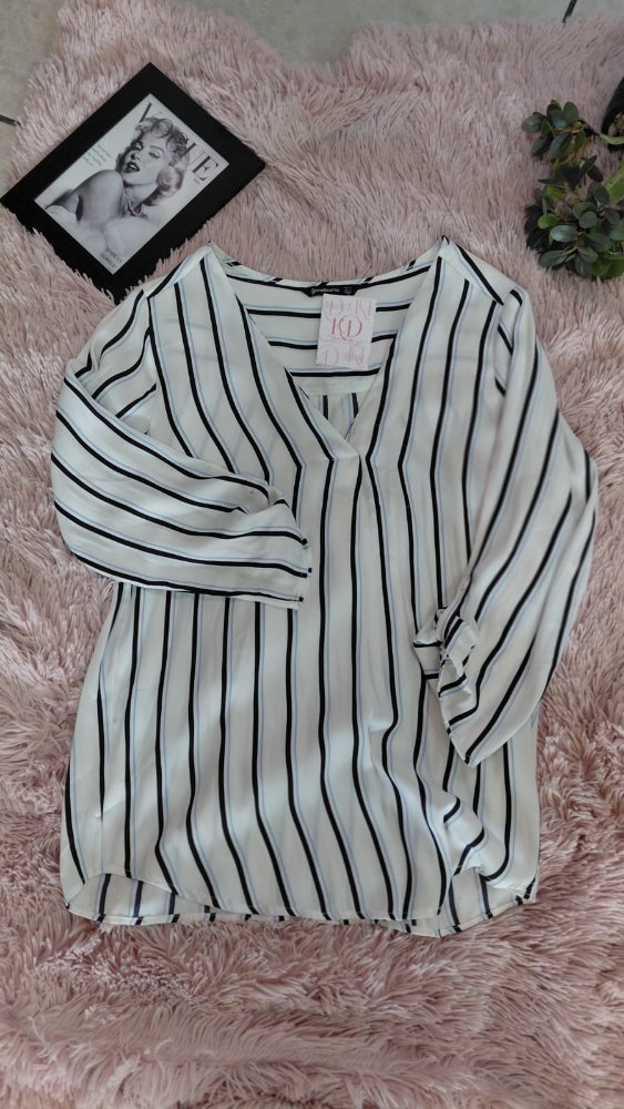 CAMISA A RAYAS NEGRA CON CELESTE CUELLO EN V
