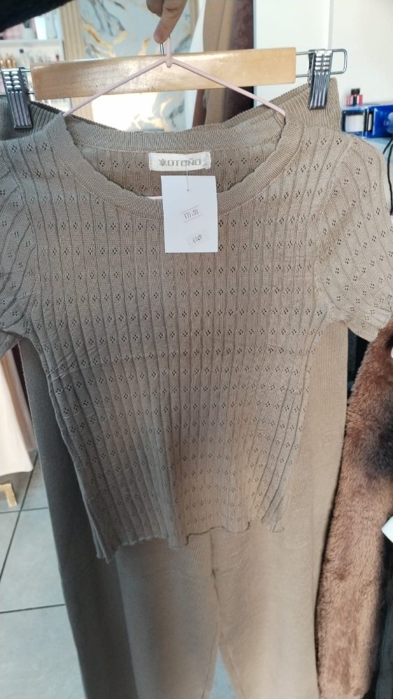 TRAJE CON BLUSA ACANALADAS