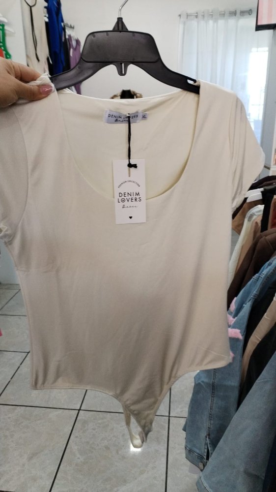 BLUSA BODY CUELLO SEMICUADRADO MANGA CORTA