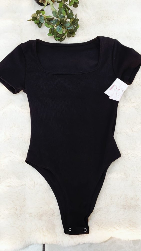 BLUSA TIPO BODY NEGRA MANGA CORTA