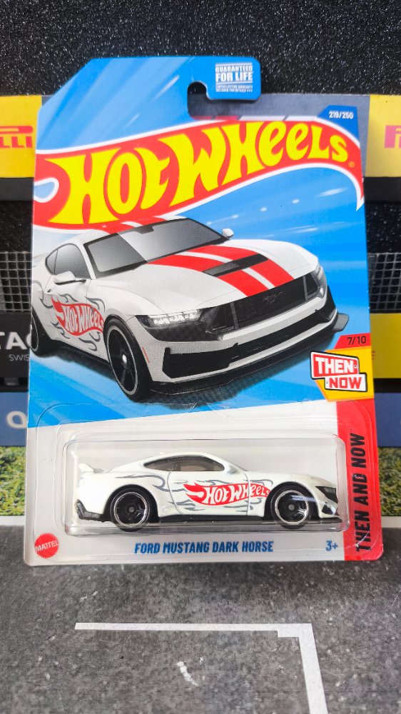 Ford Mustang Dark Horse Hot Wheels