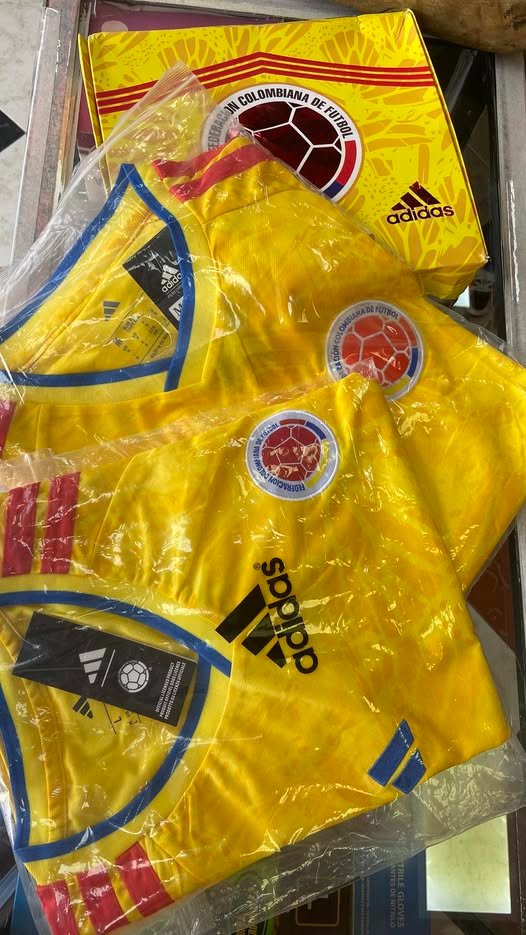 CAMISA DE COLOMBIA AMARILLA (DAMA) BORDADA