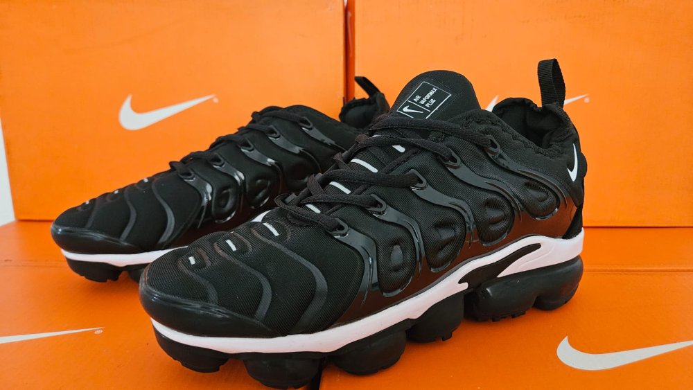 NIKE AIR VAPORMAX PLUS NEGRO BLANCO #6.5
