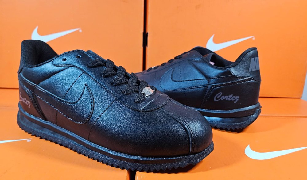 NIKE CORTES NEGRO TOTAL #4