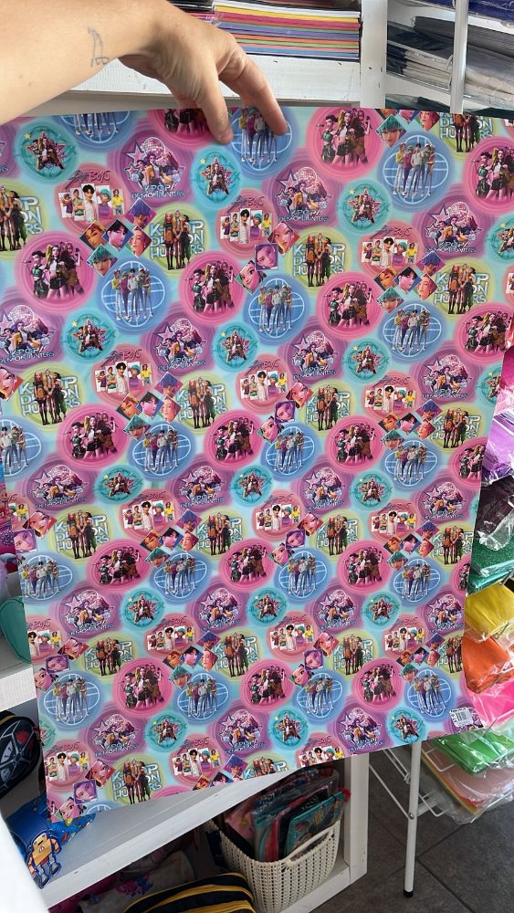 PAPEL DE FORRAR GUERRERAS K-POP 50X70CM