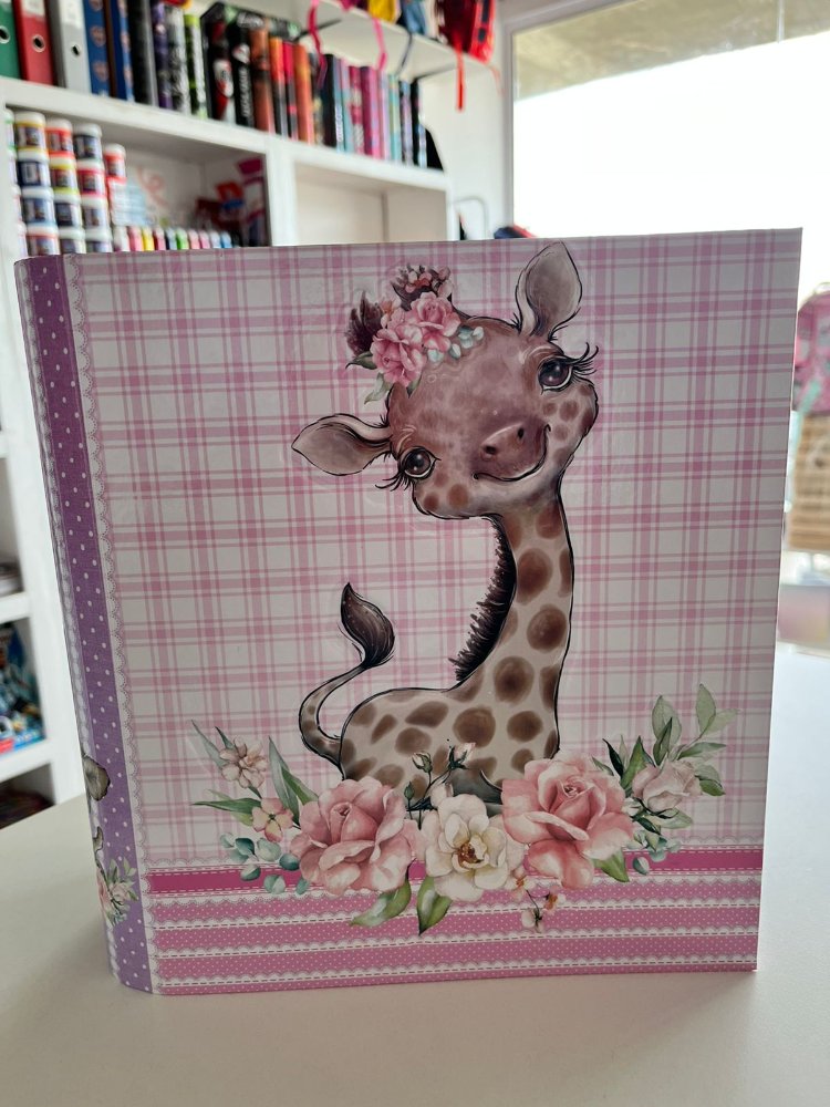 CARPETA CARTA CON RELIEVE JIRAFA