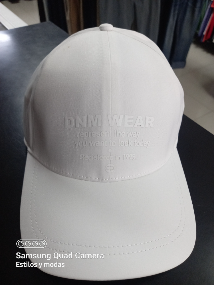 que106230079 u 018 blanca gorra quest