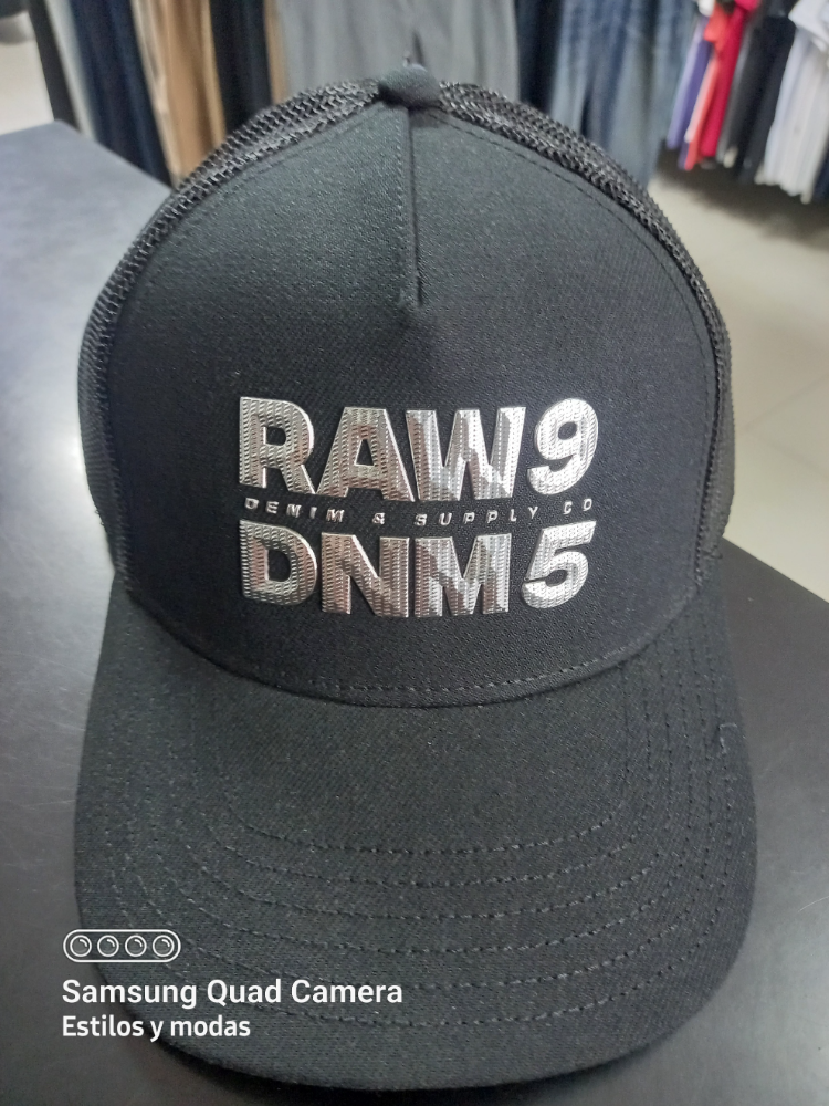 que106250061 m 019 gorra ques negra plata