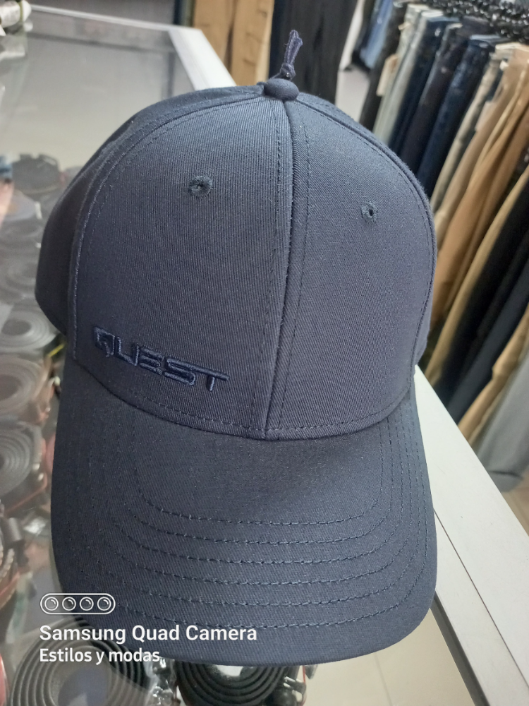 que106ba0005 m 016 azul oscuro gorra quest