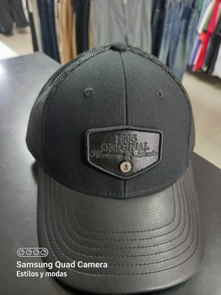 que106250076 m 019 negro gorra quest