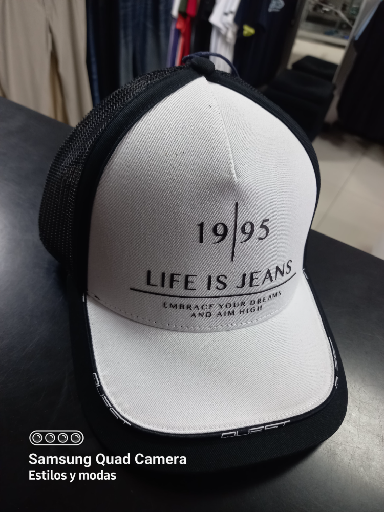 que106240048 m 018 gorra quest blanca negra