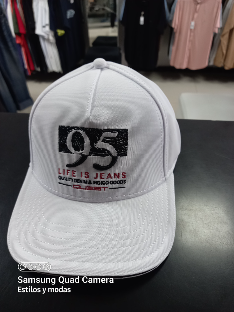 que106240070 m 018 gorra quest blanca
