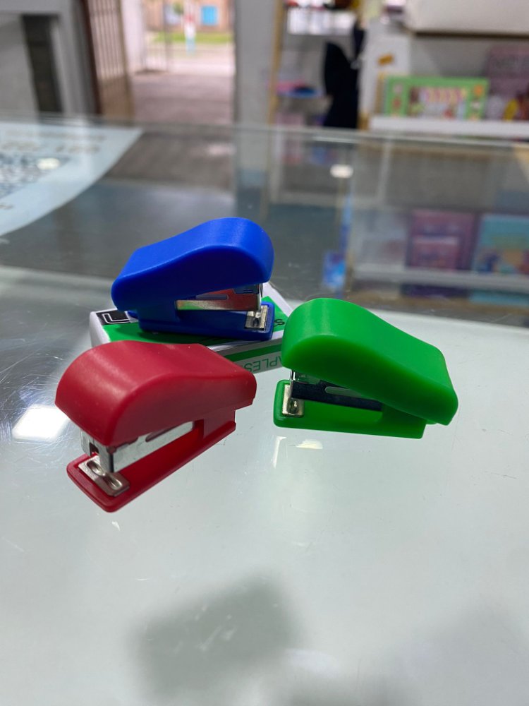 Engrampadora mini con ganchos