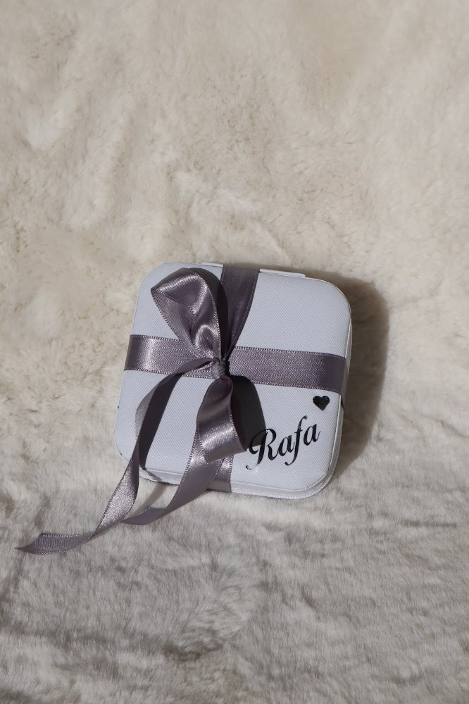 Porta-jóia Personalizável Off White / NOME VERTICAL + CORAÇÃO