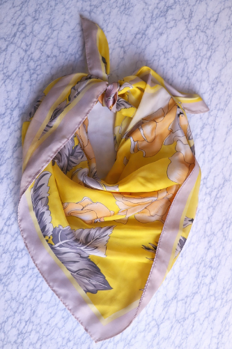Pañuelo seda con amarillo
