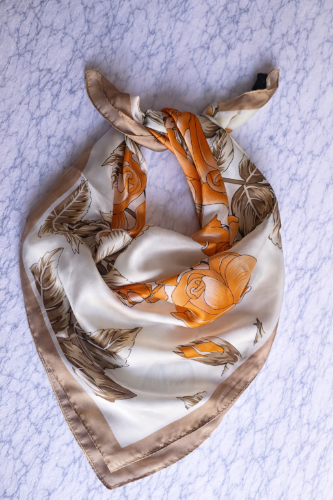 Pañuelo seda con naranja